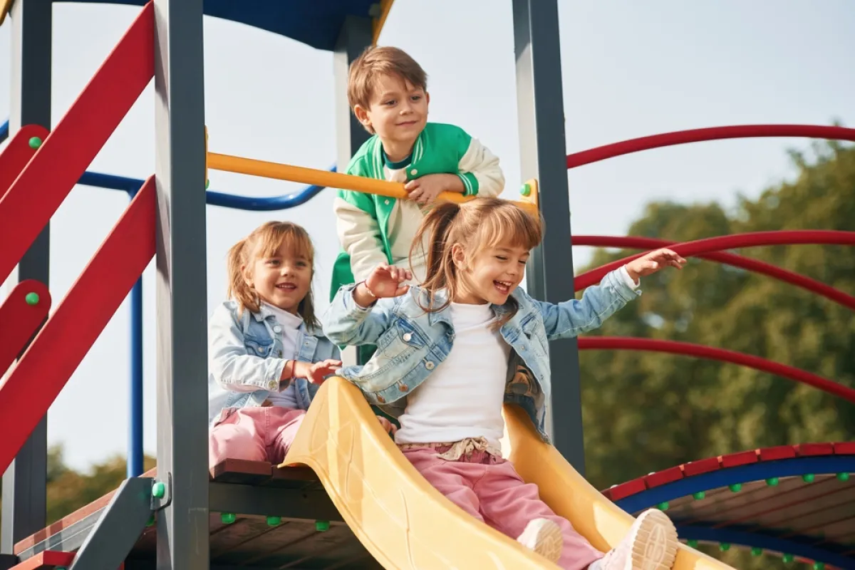 kinderen in speeltuin.jpg