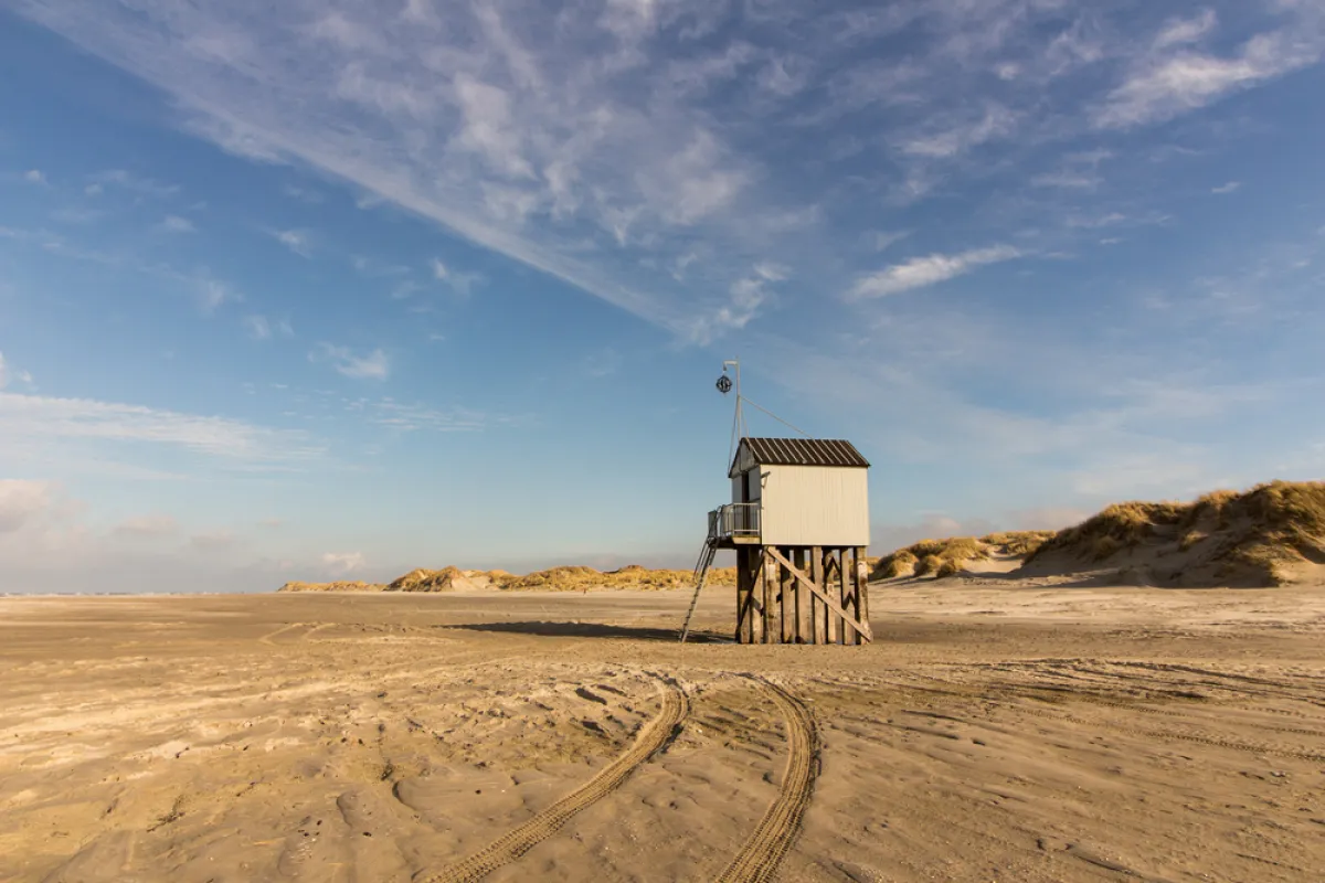 strand van Terschelling met het drenkelingenhuisje